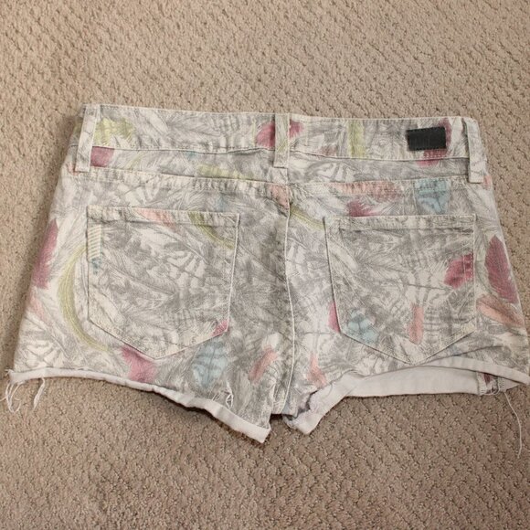 3/$30 PAIGE Leaf Patterned Denim Shorts Size 27 - Picture 4 of 4